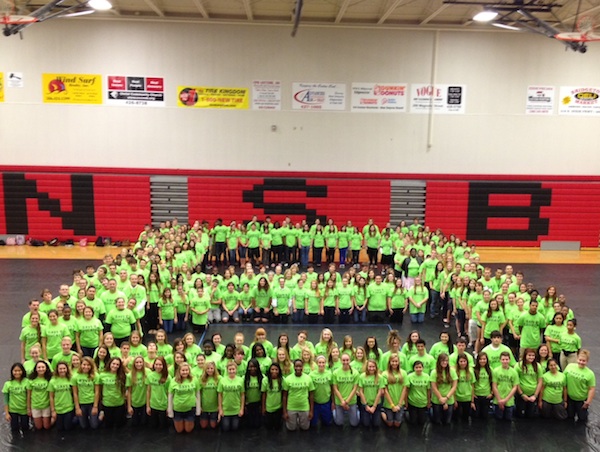 NSBHS students form a perfect 8 to symbolize lives helped by organ donation / Headline Surfer
